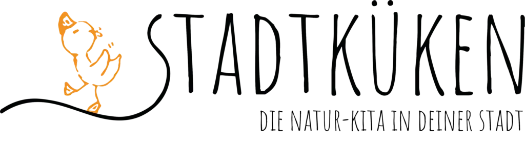 Logo der Kita Stadtküken – handgezeichnetes, fröhlich gehendes Küken in Orange neben dem Schriftzug ‚Stadtküken‘ in verspielter Handschrift.