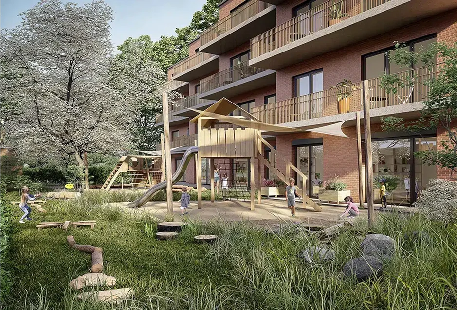 Moderner Kita-Spielplatz mit Holzspielgeräten vor einem Wohngebäude