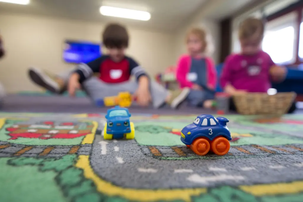 Spielende Kinder mit Spielzeugautos in einer Kindertagesstätte